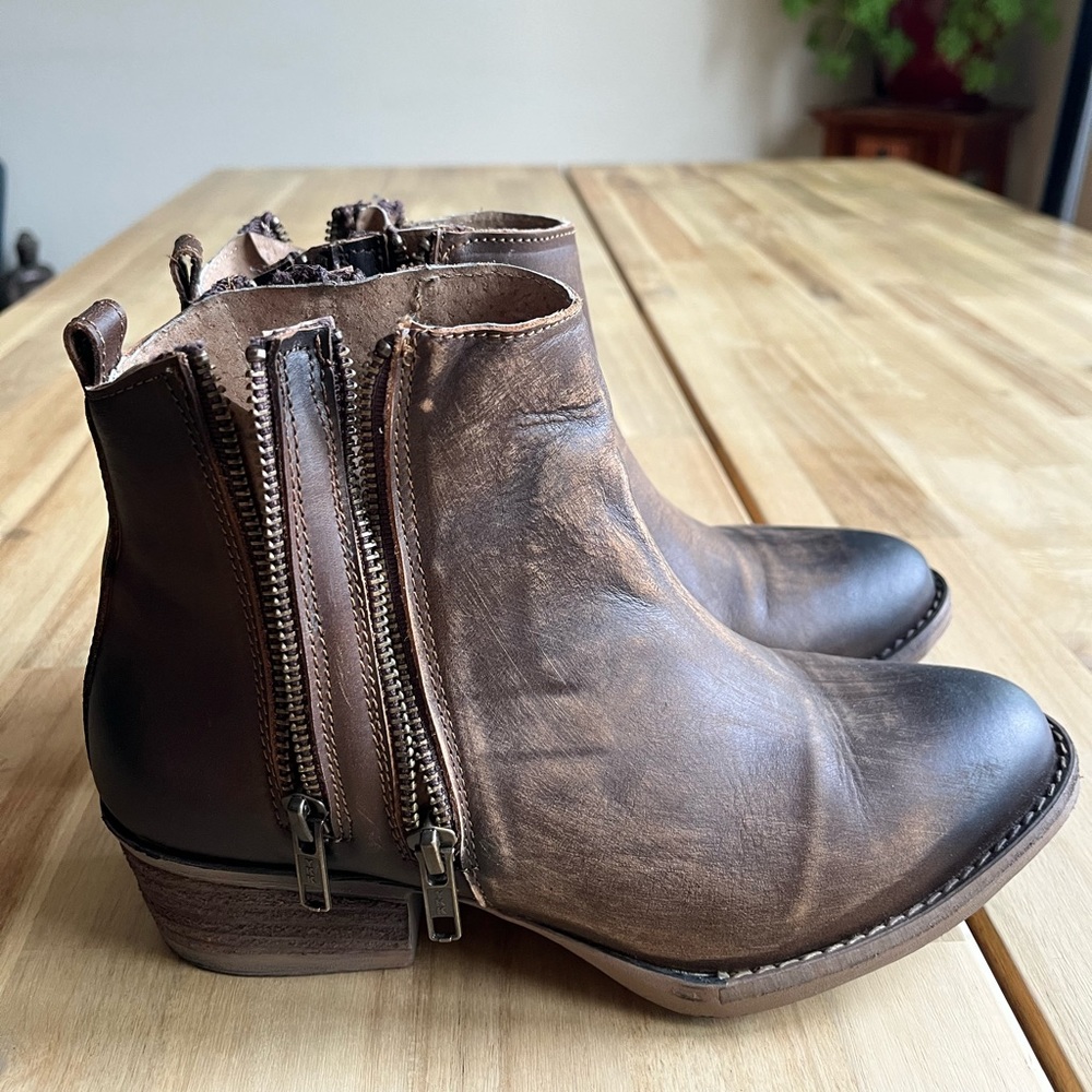 Double zipper ankle boot